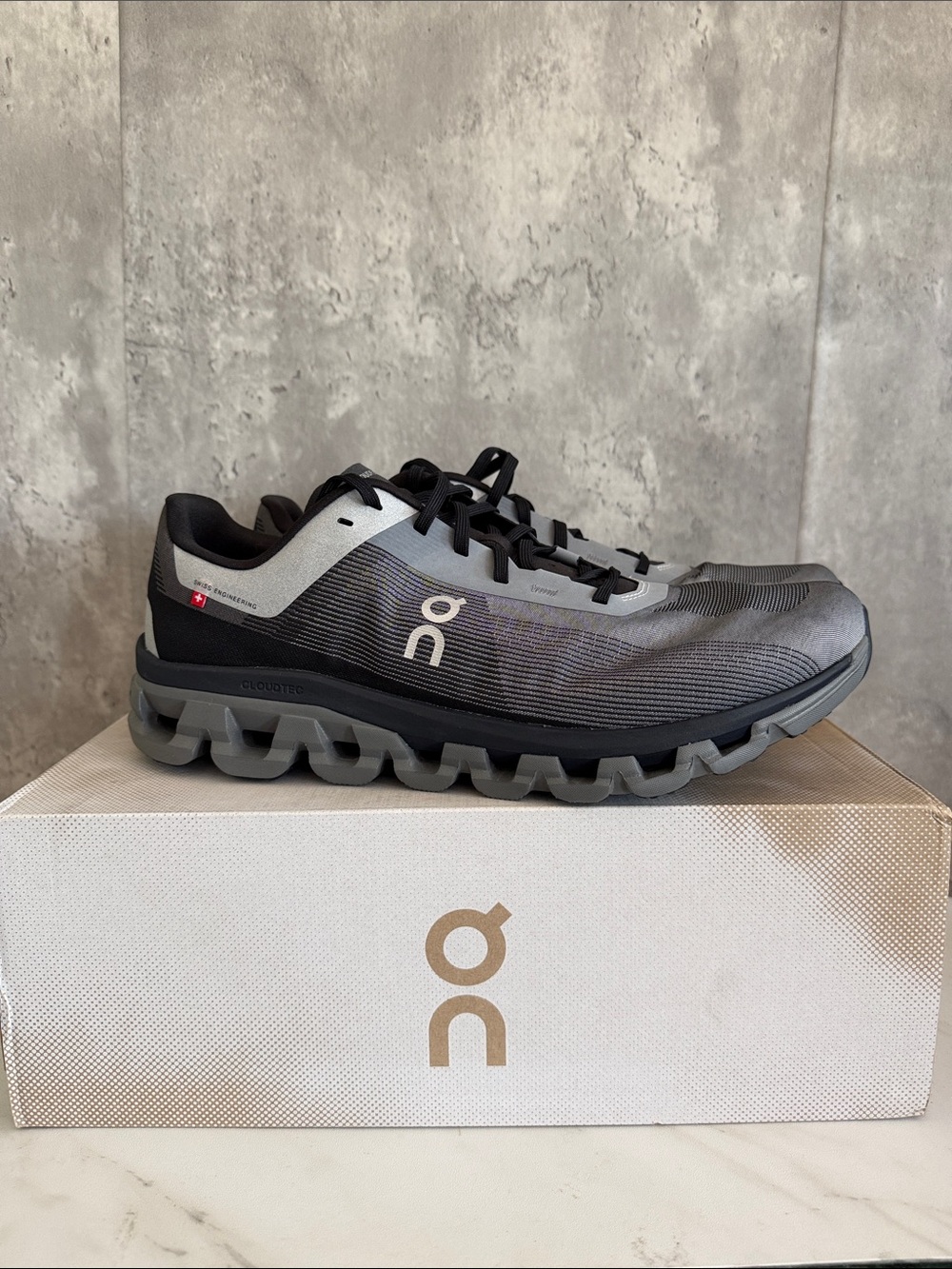 NEW On Running Cloudflow 4 sneakers in the Pearl Black men’s sz 11.5